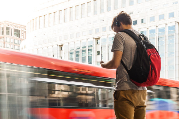 Many people are exacerbating the strain on their ears by constantly listening to music or watching videos on smartphones. 