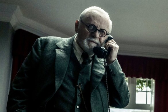 Anthony Hopkins and Matthew Goode in Freud’s Last Session