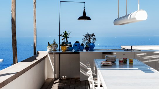 Beyond the fragrant garden is a terrace offering panoramic views. The
large table, by Santa & Cole, is designed to resemble an open kitchen.