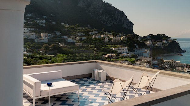 The terrace enjoys
spectacular views of
Capri’s lively port. Sofas
by Kettal. Ceramic floor
tiles from Villa Valguarnera
and created by Galleria
Elena Superfici.
