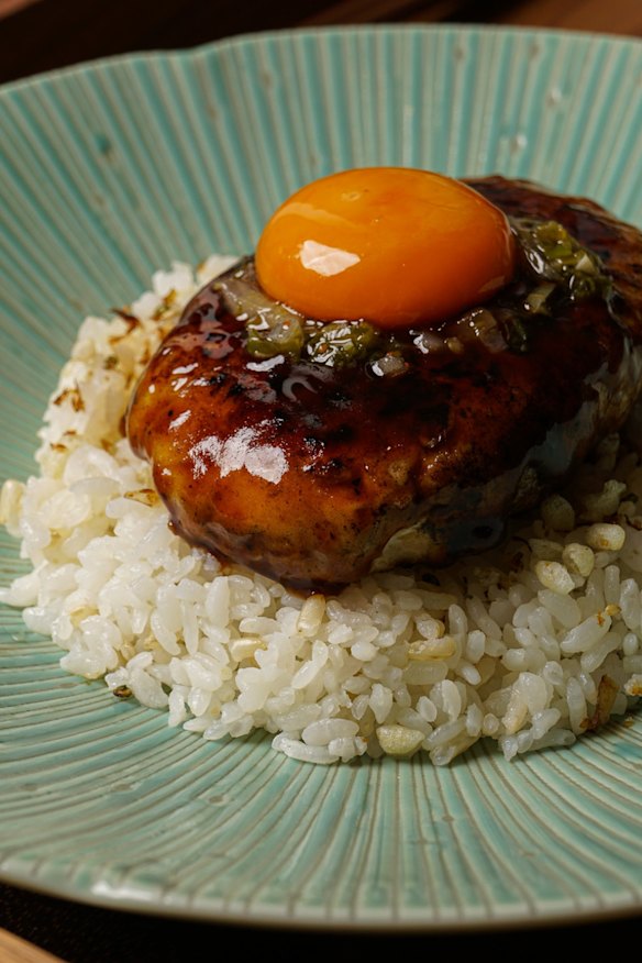 O hambúrguer de marlin no Sachi é um hambúrguer de peixe grelhado no carvão com molho de cebola e arroz.