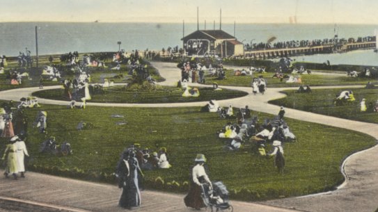Picnicking in St Kilda in about 1912.