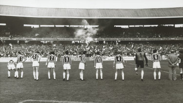 I giocatori della Juventus si schierano in vista della sfida contro l'Australia al MCG.