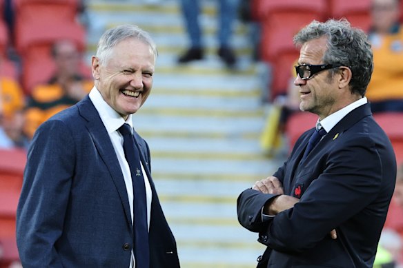 Joe Schmidt estava todo sorrisos antes do pontapé inicial ao falar com o técnico da França, Fabien Galthie, mas a pressão está aumentando sobre os Wallabies.