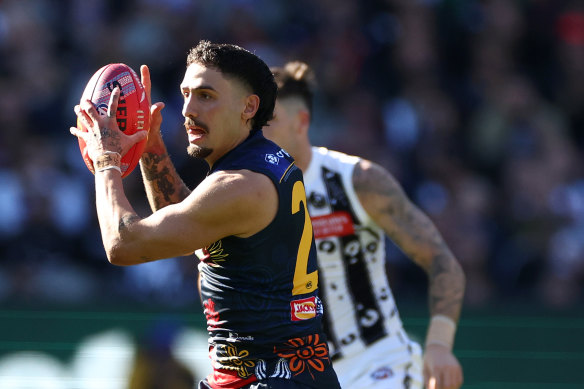 Izak Rankine charges forward against Collingwood.