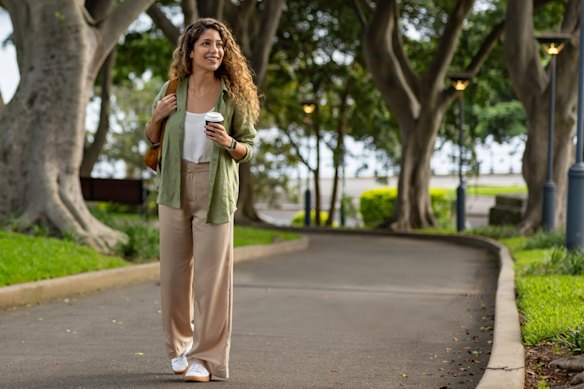 Looking at your phone doesn’t give your brain a break, but taking a short walk does.