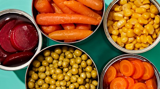 Os alimentos enlatados podem não ter o apelo dos vegetais frescos, mas têm a vantagem da longa vida útil e da conveniência.