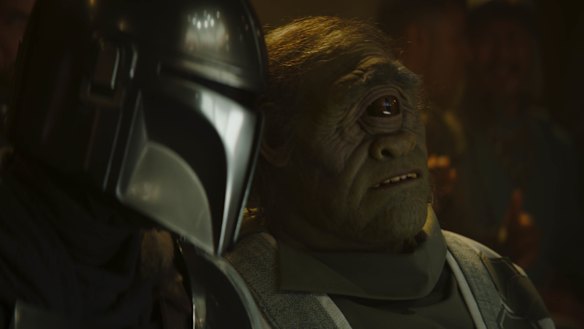 Mando meets one-eyed alien crime boss Gor Koresh (John Leguizamo).