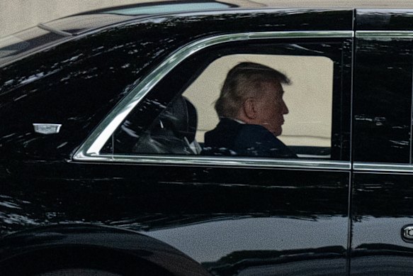 Il presidente Donald Trump lascia il Centro medico militare nazionale Walter Reed.