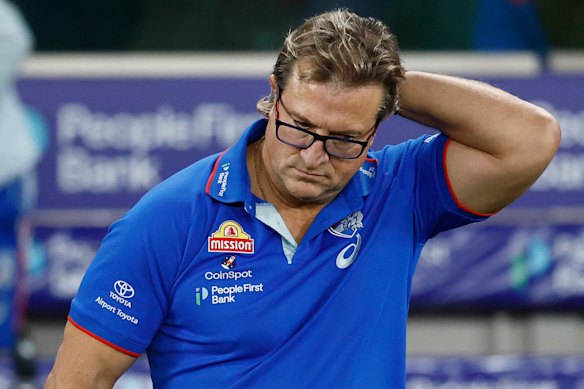 Luke Beveridge e os Bulldogs ficaram com muito em que pensar.