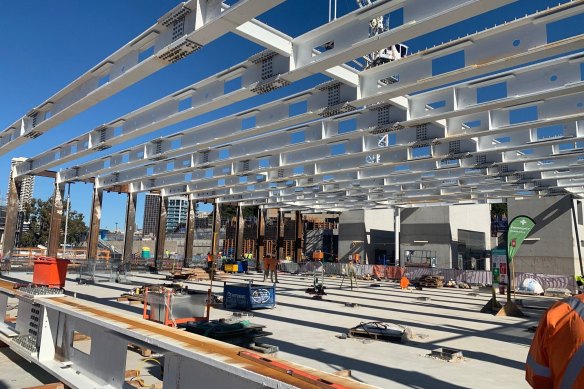 Column-free gallery space, which included beams measuring 32.6 metres in length and weighing 16 tonnes. 