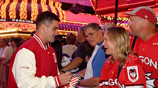 Daniel Atkinson dos Dragons cumprimenta os fãs durante um evento de fãs do NRL no Freemont Street Experience em 26 de fevereiro de 2026 em Las Vegas, Nevada. (Foto de Ian Hitchcock/Getty Images)