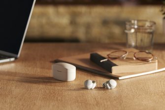 WF-1000XM4는 결코 작지 않지만 이전 제품과 마찬가지로 한 쌍의 Bluetooth 헤드폰처럼 귀에 걸리지 않습니다.