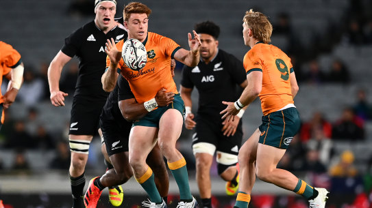 Andrew Kellaway offloads to Tate McDermott in Auckland.