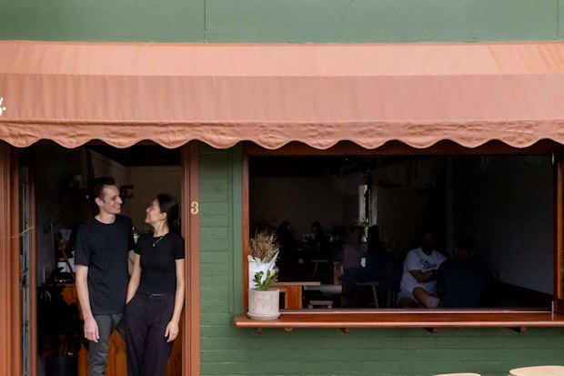 Leaham Claydon e Jianne Jeoung do lado de fora do Snug em Coorparoo.