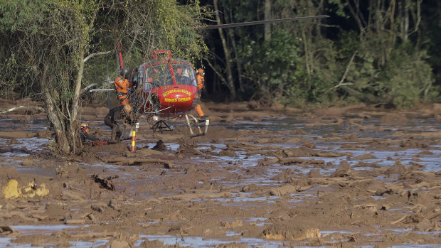 Rescue workers look for victims of the dam collapse in Brumadinho, Brazil, on Sunday.