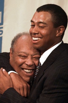 Woods hugs his father Earl in 1997.
