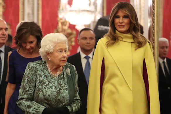 Melania Trump (à direita) com a rainha Elizabeth em Londres, 2019.