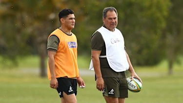 Noah Lolesio et Dave Rennie discutent à la veille du troisième test contre la France. 