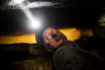 Górnik w Wirginii w USA Coronado Coal wydobywa węgiel za 64 dolary za tonę. 