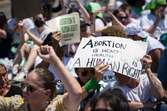 Kürtaj hakkı göstericileri Perşembe günü ABD Yüksek Mahkemesi yakınında bir protesto sırasında yolda otururken bir kavşağı bloke etti.