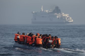 一艘載有移民男子、婦女和兒童的充氣艇穿過英格蘭多佛海岸外英吉利海峽的航道。 