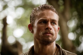 Charlie Hunnam (in a scene from The Lost City of Z) is the star of the Apple TV+ series.