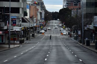 Sabato gli acquirenti camminano per George Street a Liverpool.
