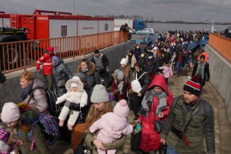 Refugiados ucranianos desembarcan de un ferry en el cruce fronterizo de Rumania.
