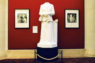 2002 yılında Guildhall Sanat Galerisi'nde eski İngiltere Başbakanı Margaret Thatcher'ın kafası kesilmiş heykeli.