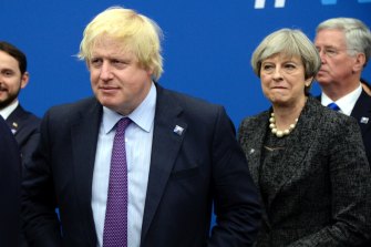 Dönemin dışişleri bakanı Boris Johnson, 2017'de başbakan olarak yerine geçtiği kadın Theresa May ile birlikte.