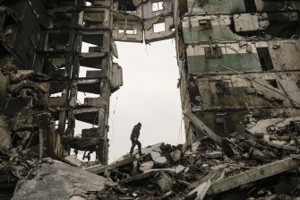 基輔附近博羅江卡的一棟公寓樓的殘骸，據擔心有多達 200 人喪生。