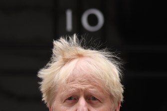Boris Johnson, Perşembe günü Downing St No 10'un önünde istifasını duyurdu.