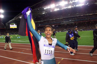 Cathy Freeman carries both the Aboriginal and the Australian flags during her victory lap.