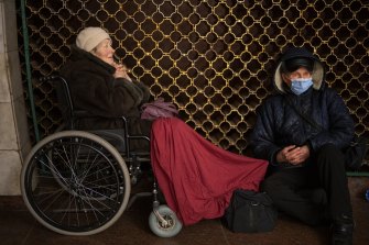 Vladimir, 70 de ani, și soția sa Tamara, 80 de ani, în metroul din Kiev, care servește drept adăpost anti-bombe.