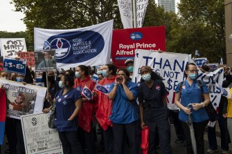 週四，新南威爾士州的護士和助產士遊行到國會大廈。 
