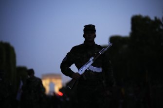 Des soldats bulgares se tiennent sur les Champs-Élysées lors d'une répétition pour le défilé du 14 juillet à Paris.