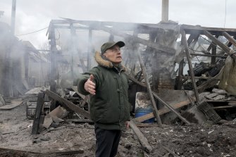 救援人員在霍倫卡 (Horenka) 一座被炸毀的小屋廢墟中搜尋，想知道動機可能是什麼：“來看看他們做了什麼。” 