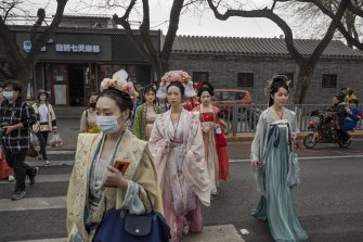 Los consumidores chinos están impulsando un resurgimiento de la vestimenta tradicional, como el hanfu.