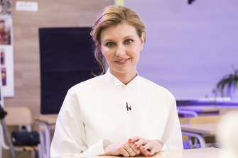 2020 年，烏克蘭總統 Volodymyr Zelensky 的妻子 Olena Zelenska 在烏克蘭基輔參加在線學校課程。