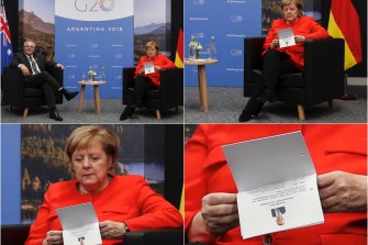 Angela Merkel przegląda swoje notatki podczas dwustronnego spotkania z premierem Scottem Morrisonem w 2018 roku.