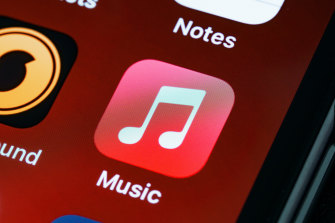 Ig Gv83c7ptibm Apple oevergav nyligen sina planer pa att inte betala ut royalties till artister under apple musics tre inledande… https www smh com au technology what the new quality settings in your apple music mean 20210614 p580tl html