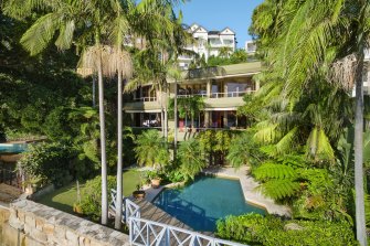 The Point Piper residence Akuna was recently sold by big band performer Warren Daly and his author wife Karen.