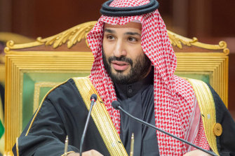 Suudi Arabistanlı Muhammed bin Salman, Rusya Devlet Başkanı Vladimir Putin'e yönelik petrol ambargolarını dengeleme yeteneği nedeniyle mahkemeye verildi. 