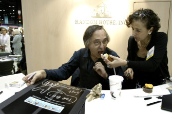 Artist and author Art Spiegelman gets some help with his lunch from editor and wife Francoise Mouly during a book signing in 2004. 