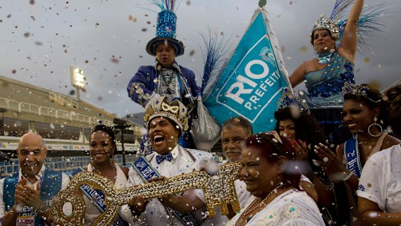 Rio carnival begins after safety hiccup