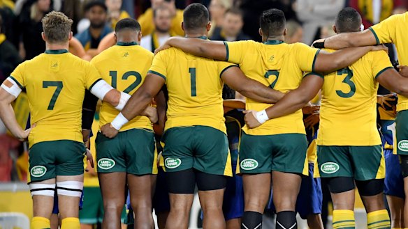 About half a dozen top Wallabies want to be able to play offshore to recoup their losses in the looming pay deal. 