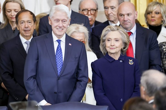 O ex -presidente dos EUA, Bill Clinton, à esquerda, e Hillary Clinton, ex -secretário de Estado dos EUA, direito, em Washington, em janeiro.