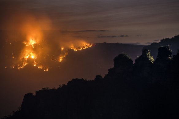 The Ruined Castle Fire burning under strong westerly winds earlier this week near Echo Point in the Blue Mountains.