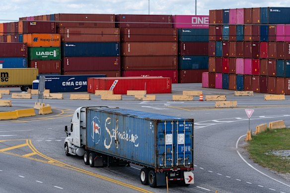 تحديثات مباشرة عن الحرب الأمريكية الإيرانية: ترامب يقول إن الولايات المتحدة استولت على سفينة إيرانية في مضيق هرمز؛ وفد أمريكي سيتوجه إلى باكستان للجولة الثانية من المحادثات؛ طهران ترفض المحادثات السلمية الأمريكية.